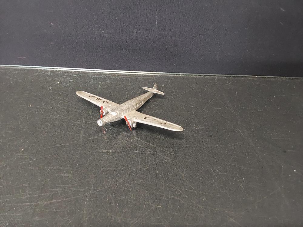 AVION MINIATURE DINKY TOYS