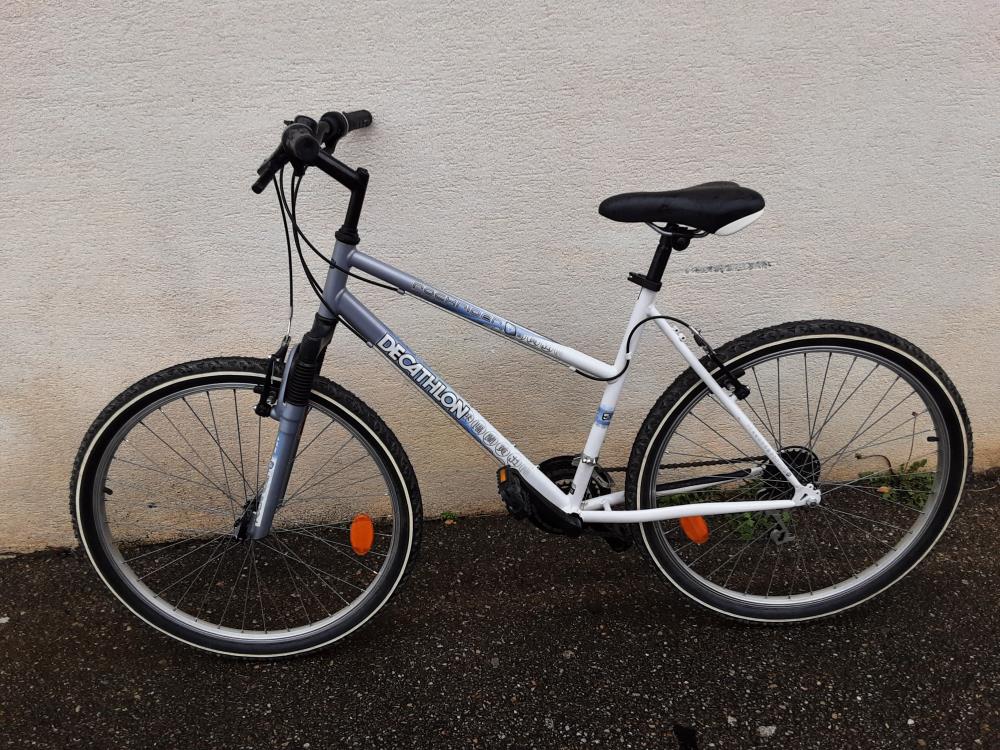 VTT FEMME" DECATHLON BLANC ET GRIS 26 P