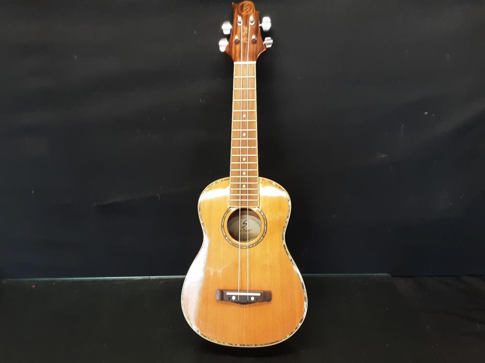 UKULELE  GREG BENNETT MOD.UK70