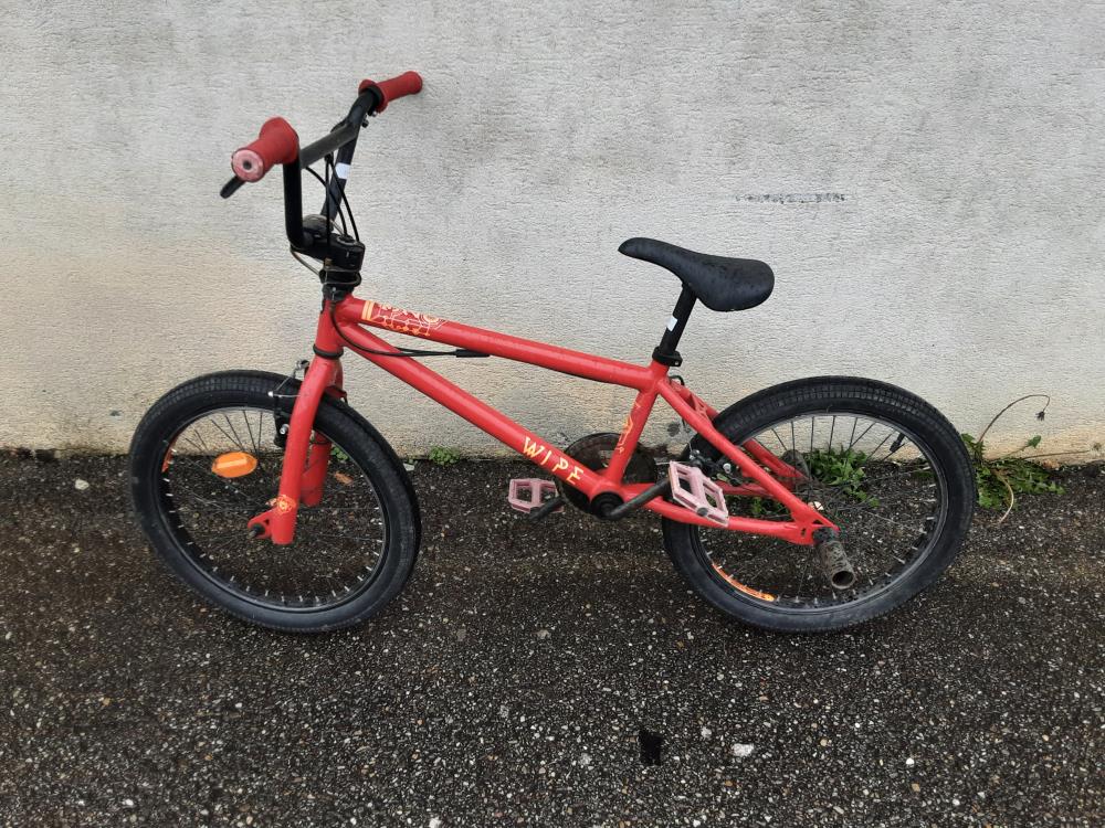 BMX B TWIN ROUGE ET NOIR 20 P