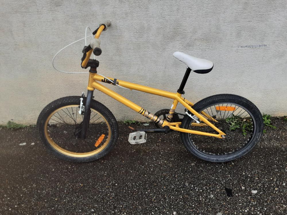 BMX B TWIN JAUNE ET NOIR 20 P