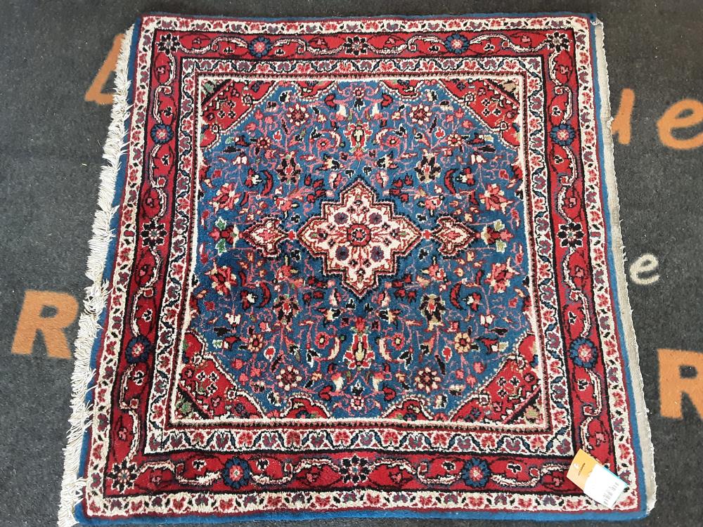 TAPIS CARRE LAINE ROUGE ET BLEU 105X105