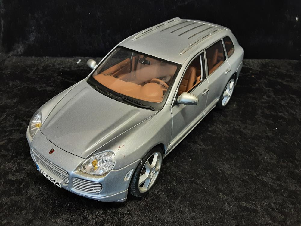 PORSCHE CAYENNE GRISE 1/18