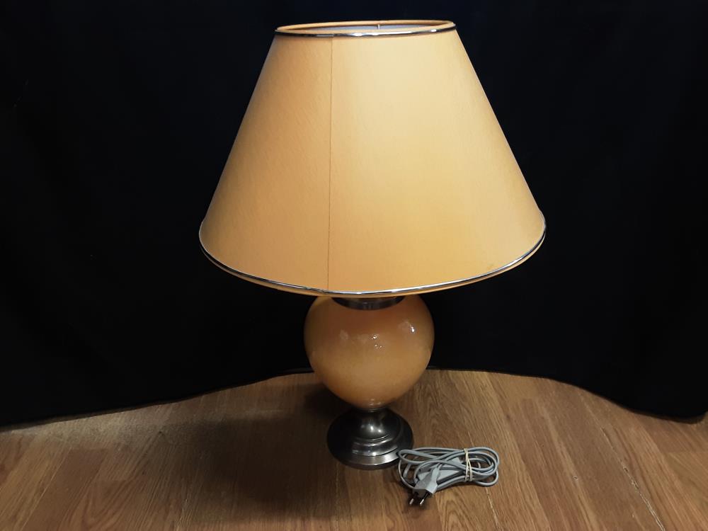 LAMPE JAUNE PLUS ETAIN GM A POSER