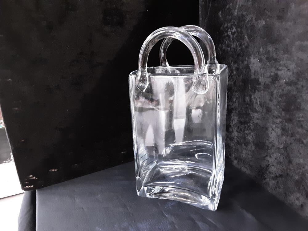 VASE FORME DE SAC EN VERRE