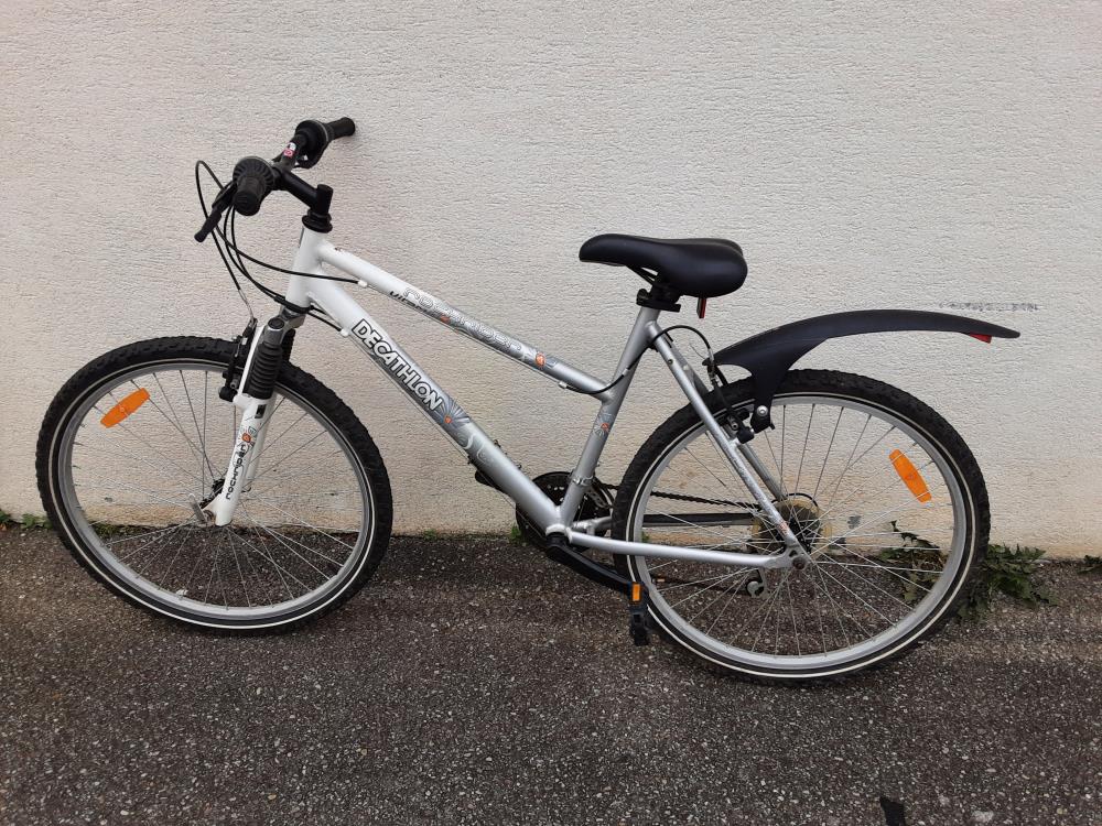 VTT DECATHLON ROCKRIDER GRIS ET BLANC 26 POUCES CH