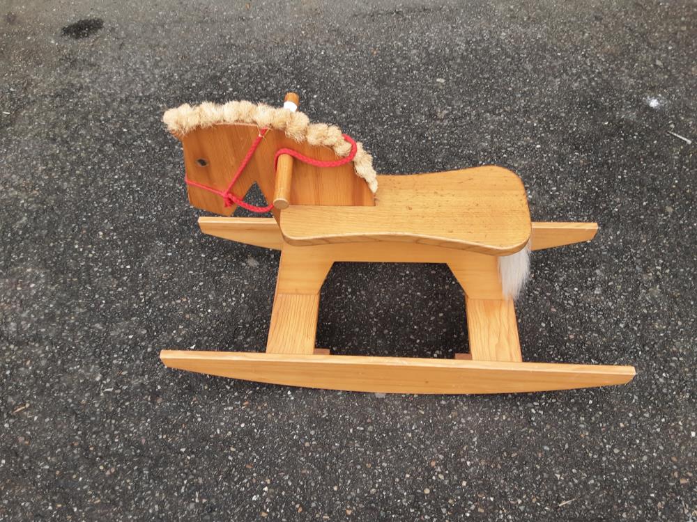 CHEVAL A BASCULE EN BOIS