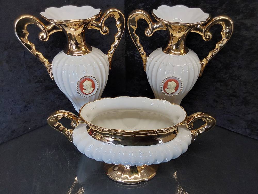 LOT 3 VASES SUR PIED DÉCOR CAMÉE BLANC ET DORÉ C.A.L ITALY LUCCA