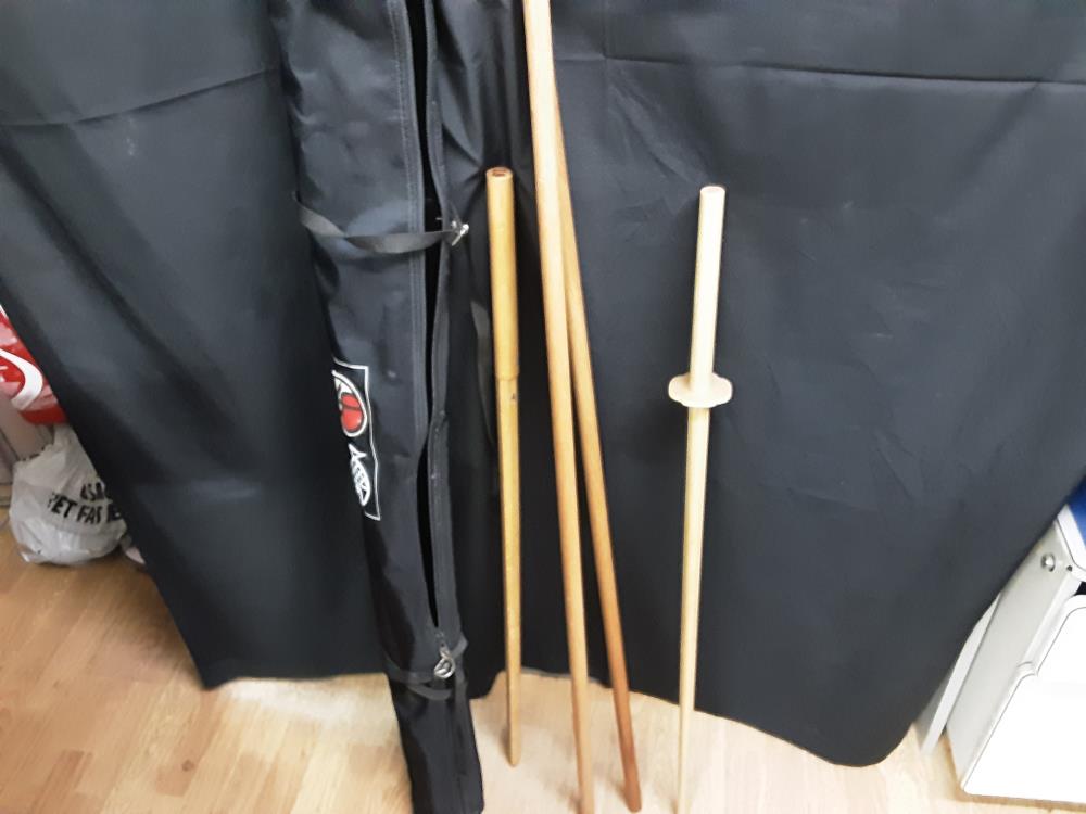 LOT DE 2 KATANAS EN BOIS + BATONS