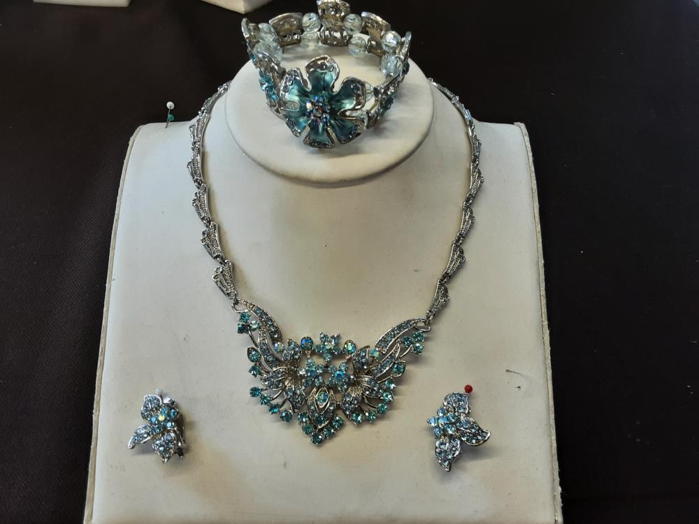 PARURE COLLIER + BRACELET+BOUCLE D'OIREILE STRASS ET FLEURS BLEU