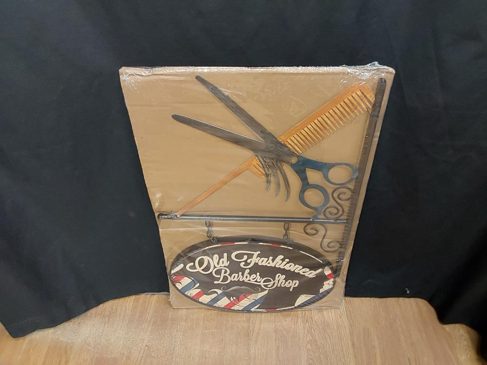 PLAQUE METAL OLD FASHONED BARBER 44 X 68.5CM FY18088