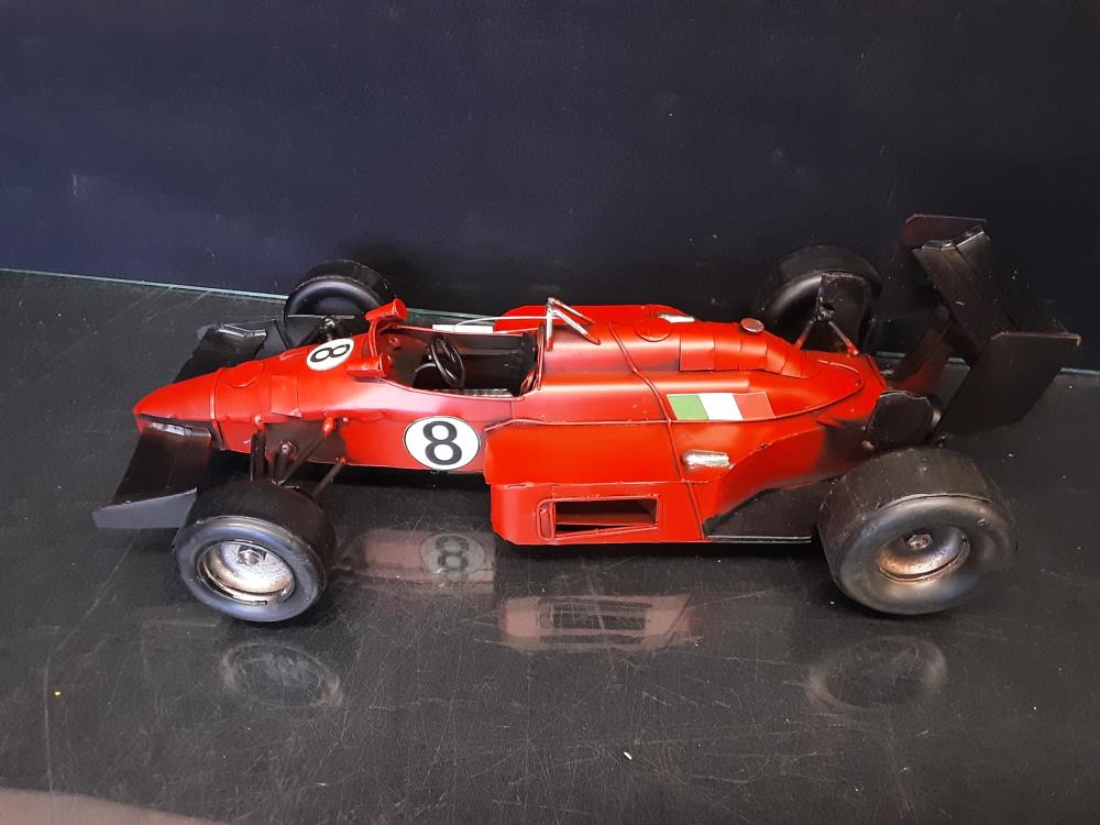 VOITURE DE COURSE ROUGE 8AT-38483