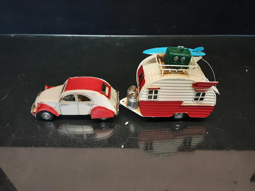 2CV METAL CREME ET ROUGE AVEC CARAVANE 8AT-39084