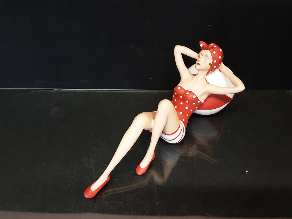 PIN-UP COUCHEE SUR BALLON CT-83