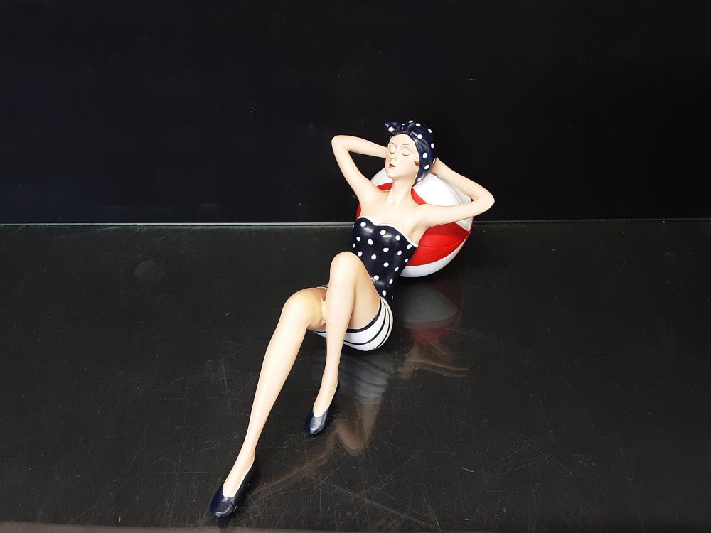 PIN-UP COUCHEE SUR BALLON CT-136