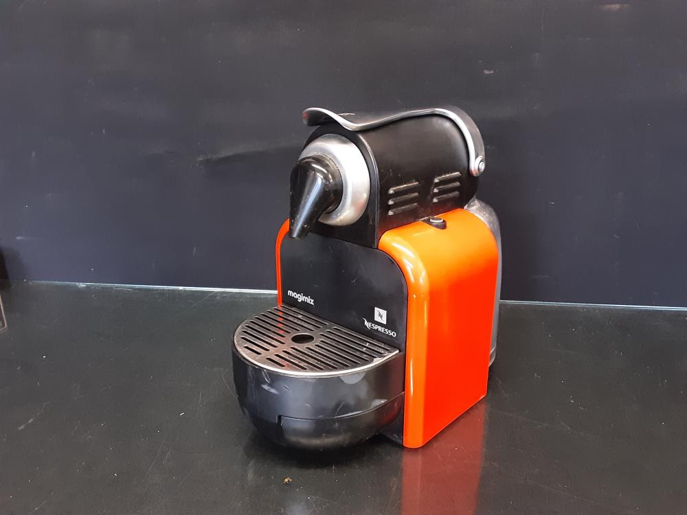 CAFETIÈRE NESSPRESSO MAGIMIX ORANGE ET NOIR