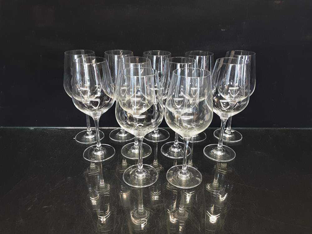 LOT DE 11 VERRES SUR PIED