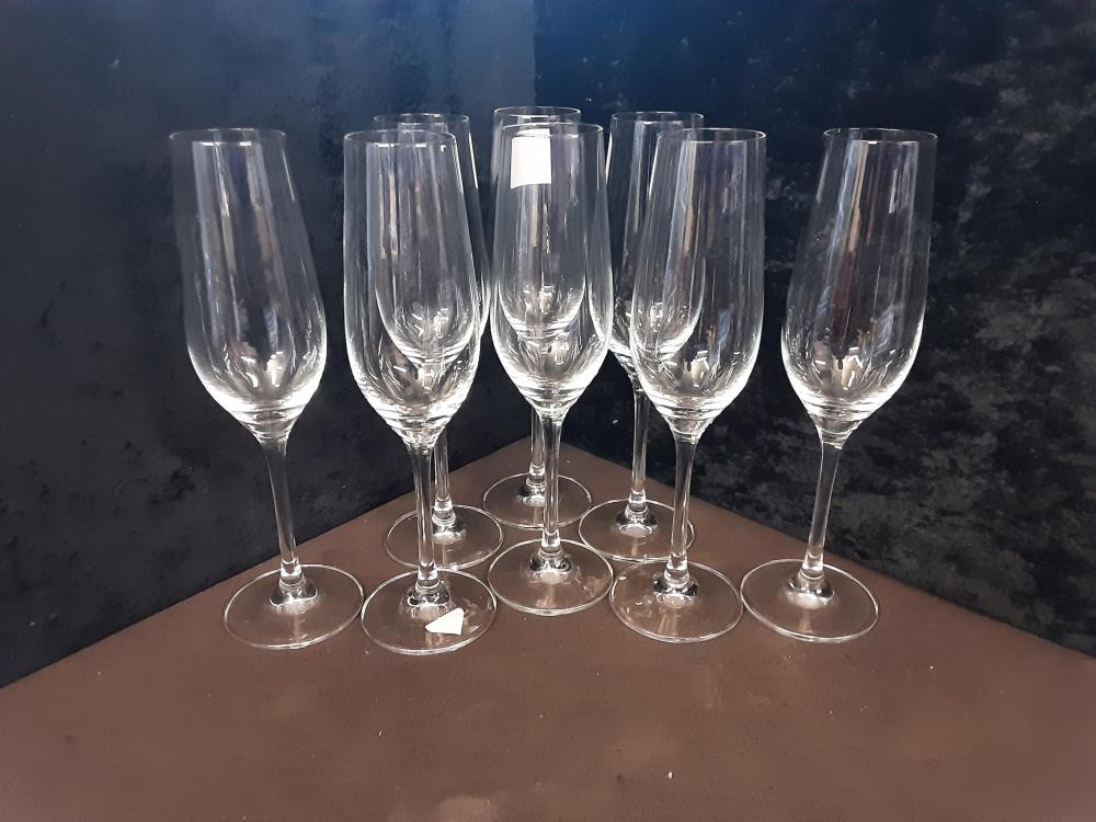 LOT DE 8 FLUTES A CHAMPAGNE