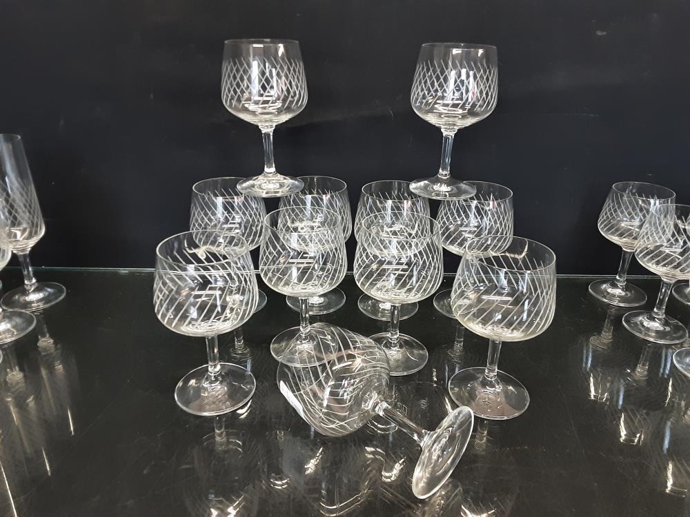 LOT DE 11 VERRES A VIN ROUGE CISELES