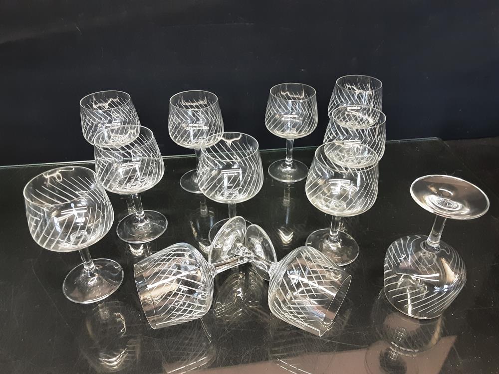 LOT DE 12 VERRES À EAU CISELES