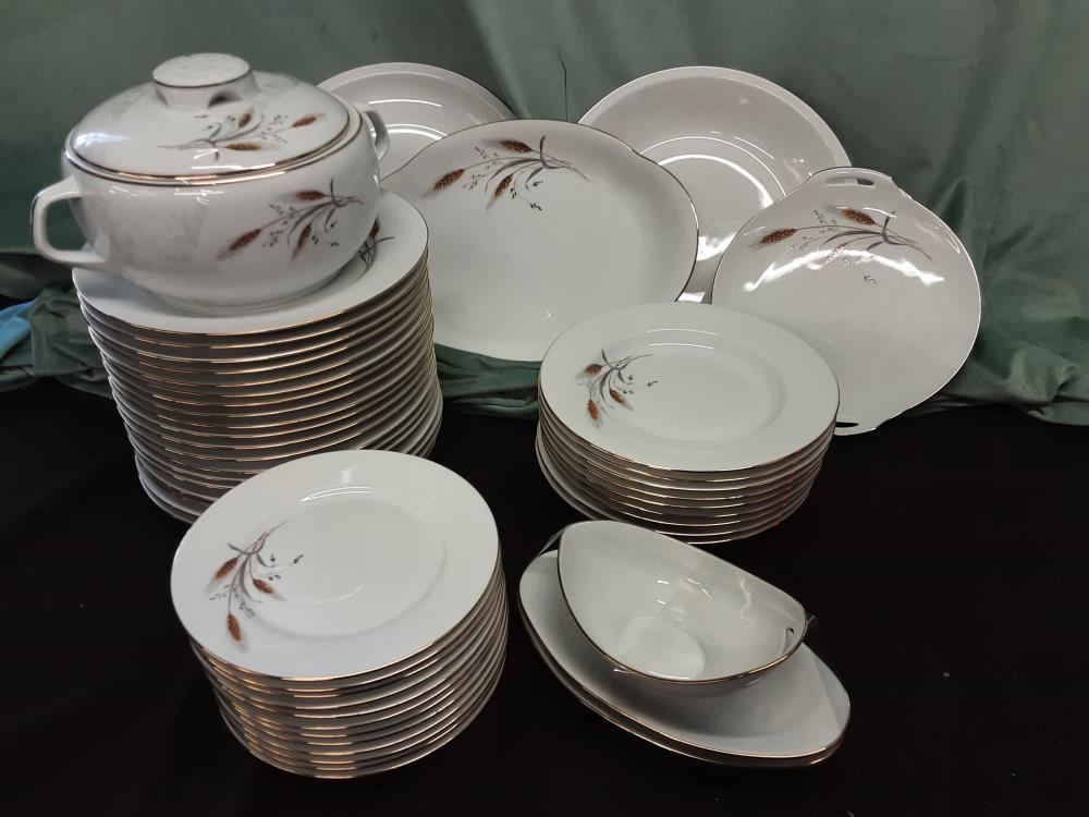 SERVICE DE TABLE LIMOGES BLANC DORDURES DOREES