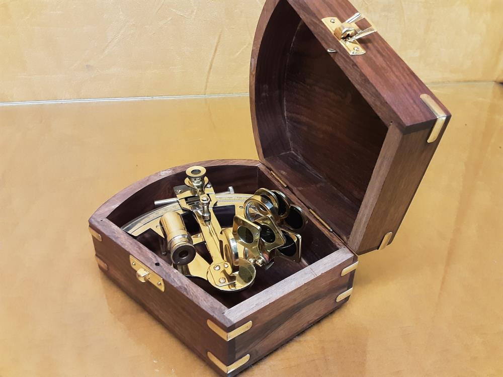 SEXTANT NAUTIQUE EN LAITON DANS SA BOITE (IM-3)