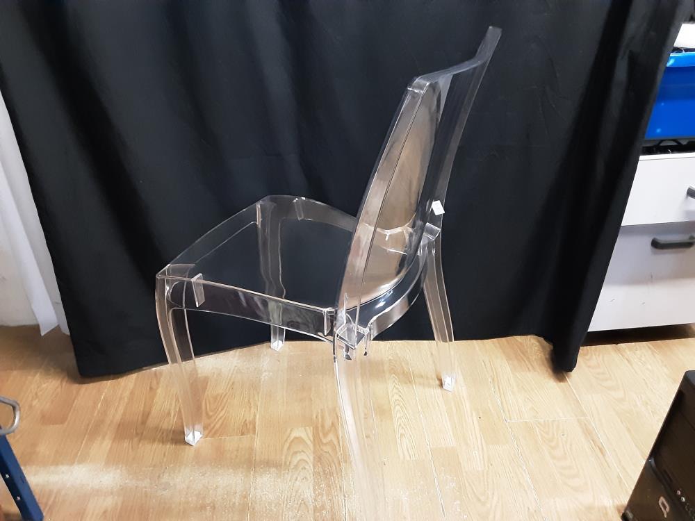 CHAISE PLEXIGLAS 