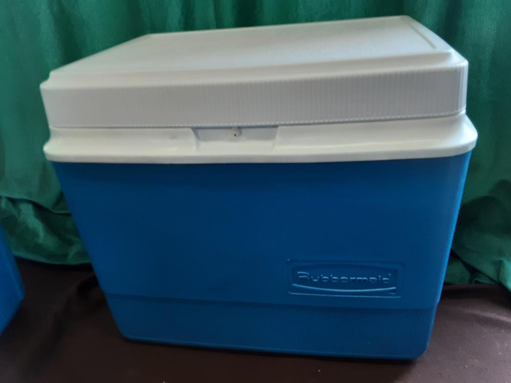 GLACIERE RUBBERMAID BLEUE