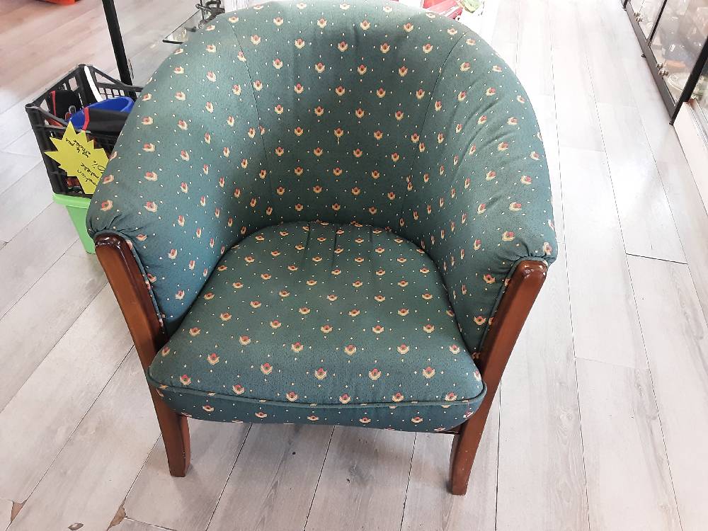 FAUTEUIL TISSU VERT A MOTIF JAUNE ET ROUGE 