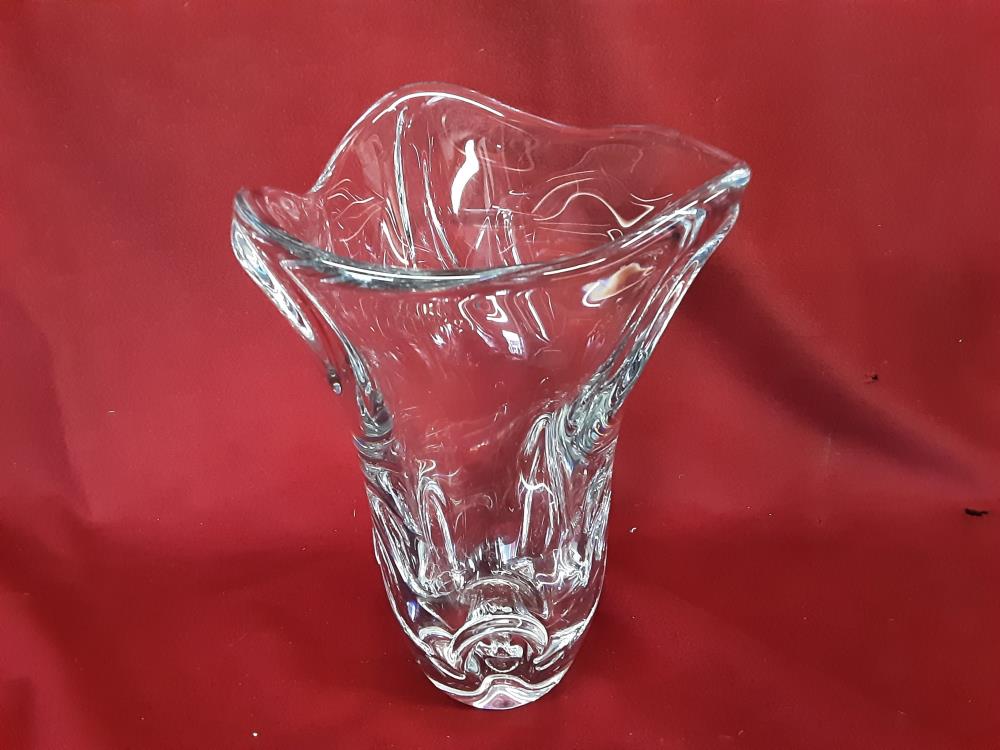 VASE EN VERRE ÉVASÉ