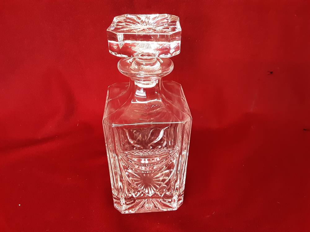 CARAFE A WHISKY AVEC BOUCHON 