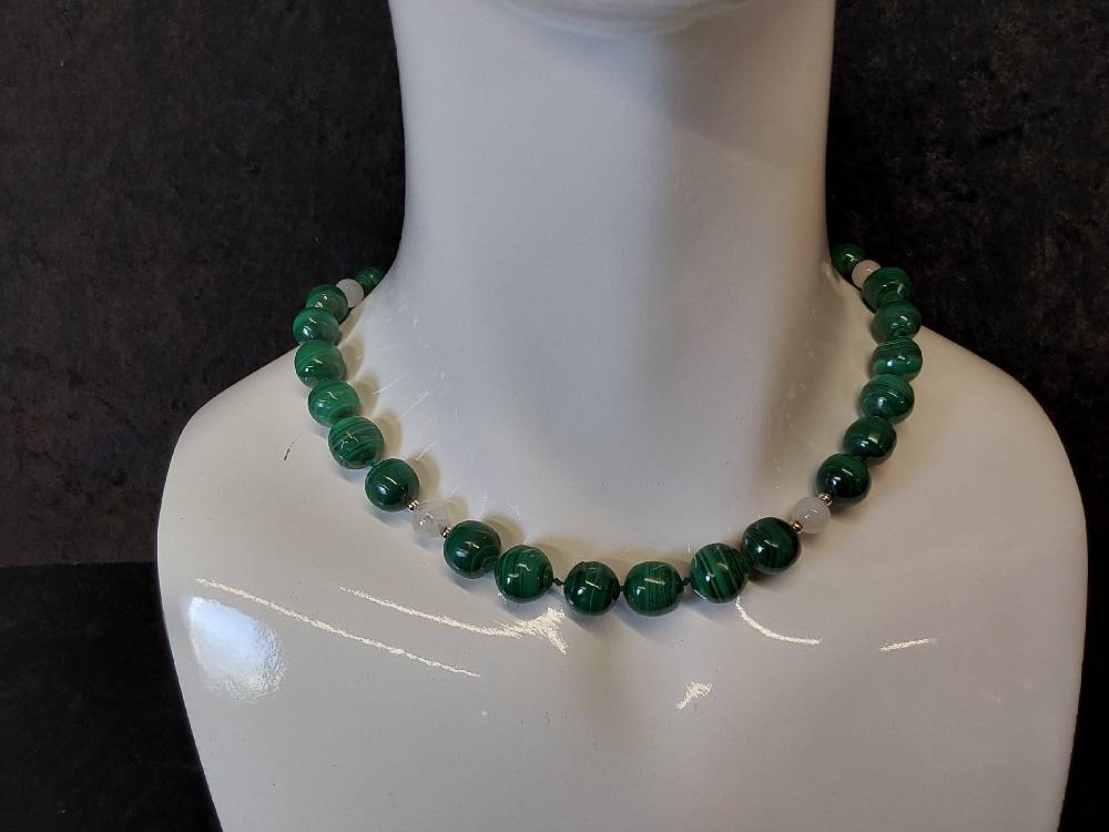 COLLIER PIERRES MALACHITES ET PIERRE DE LUNE 