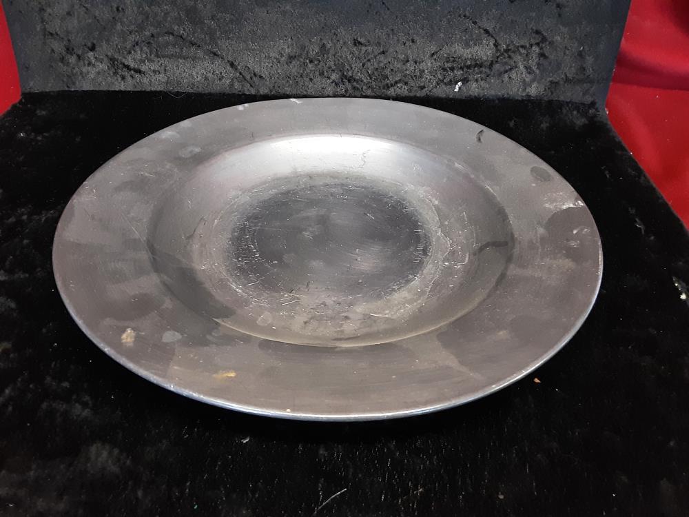 ASSIETTE EN ÉTAIN