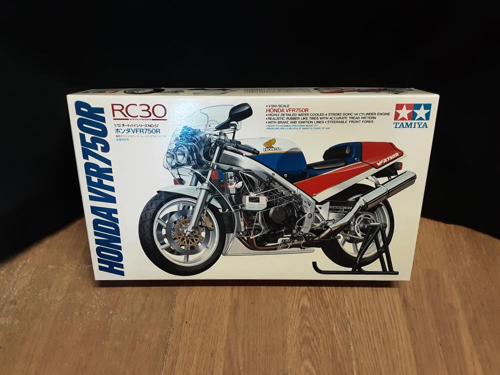 MAQUETTE DE MOTIO TAMIYA HONDA VFR 750 R  - RC30 COMPLÈTE ENCORE SOUS EMBALLAGE