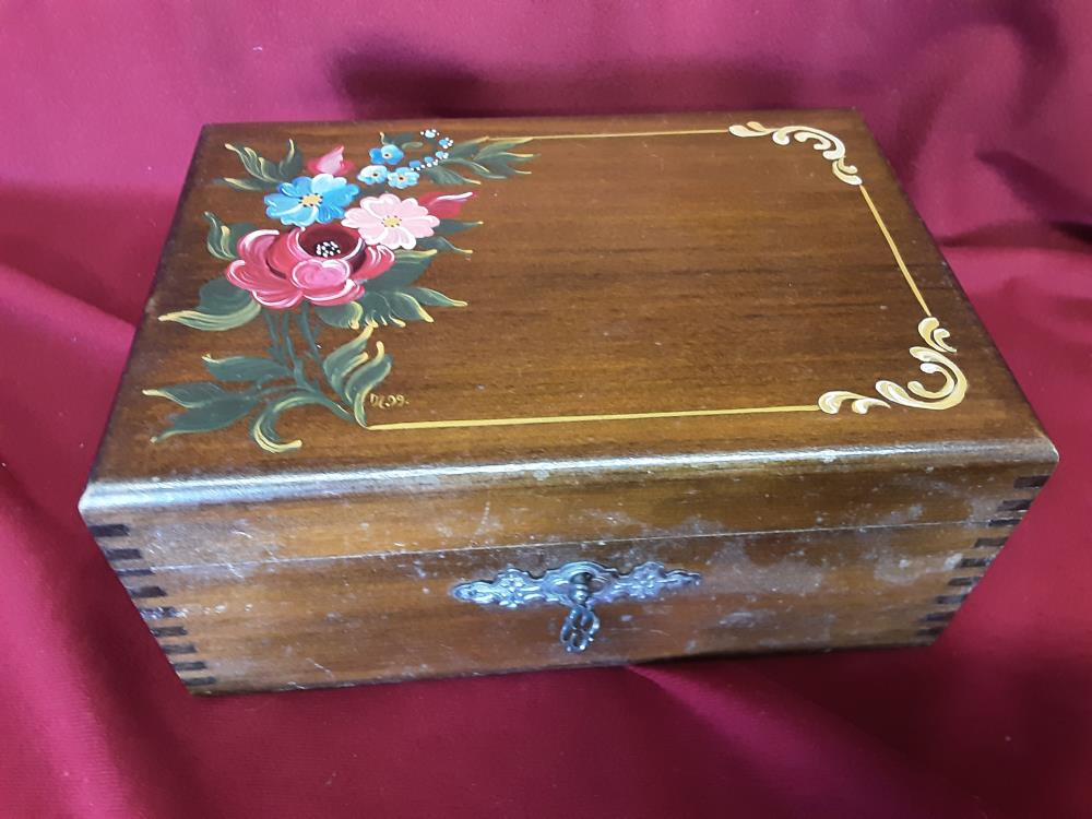 BOITE BOIS AVEC CLÉ DECOR FLEURS