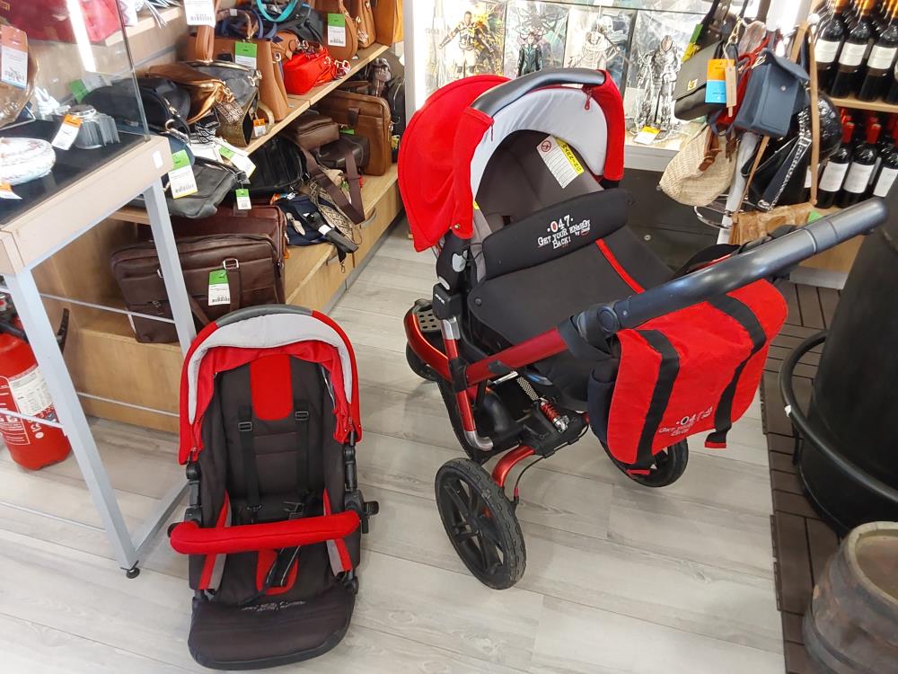 POUSSETTE EVOLUTIVE MATRIX2 ROUGE ET NOIR 