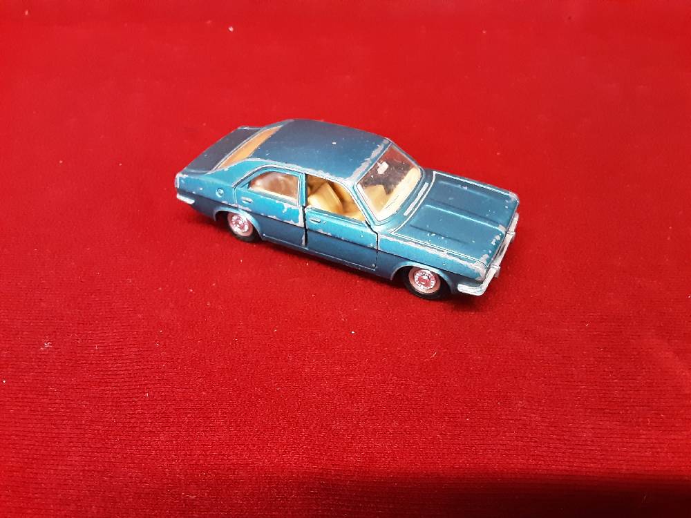 VOITURE DINKY CHRYSLER 180 BLEUE