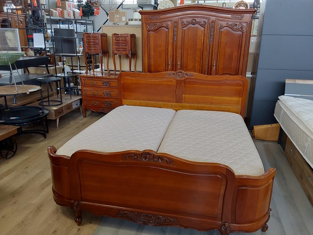CHAMBRE A COUCHER MERISIER (LIT 180X190/2 SOMMIERS/2 MATELAS DE 90X190/ARMOIRE/COMMODE/ 2 CHEVETS)