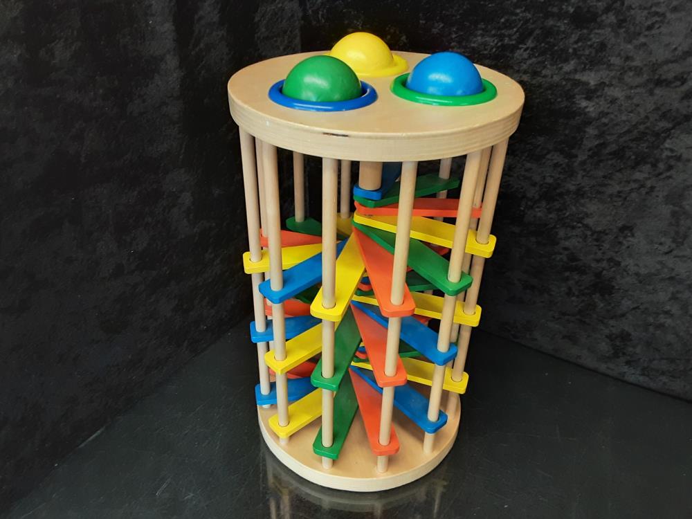 JOUET EN BOIS AVEC BALLES