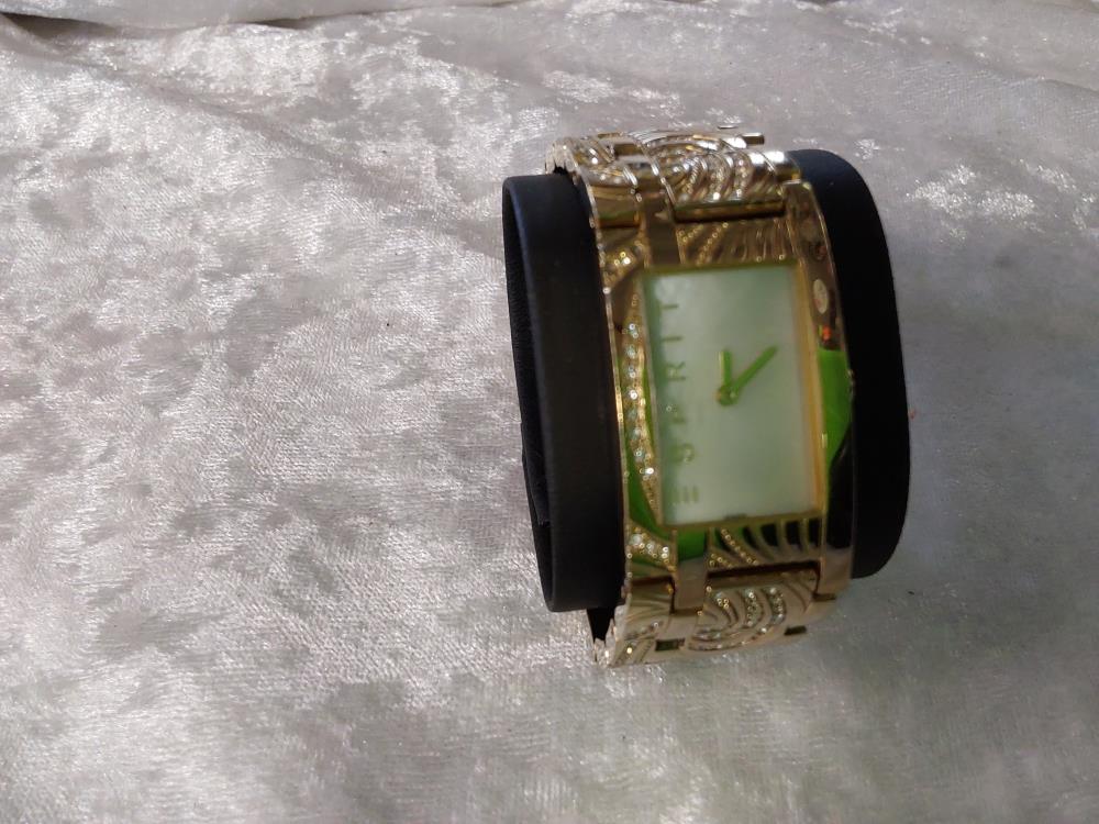 MONTRE DORÉE ESPRIT