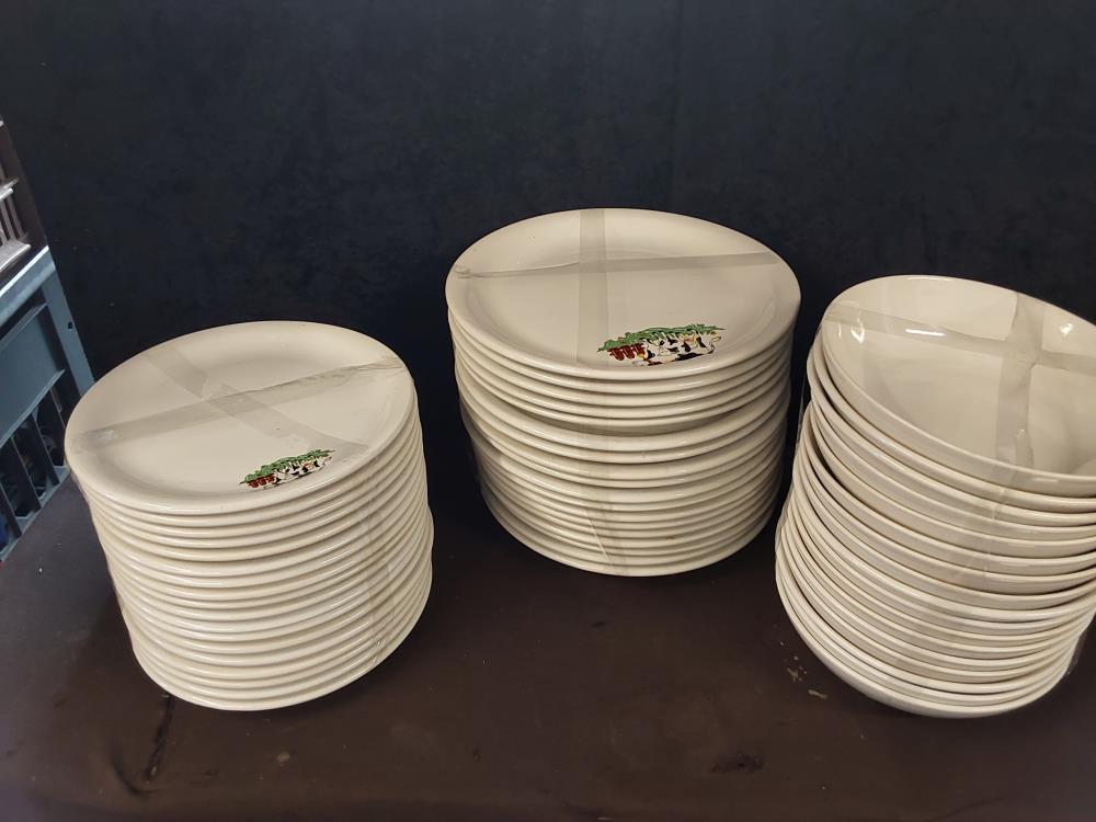LOT DE 53 ASSIETTES DECOR VACHES