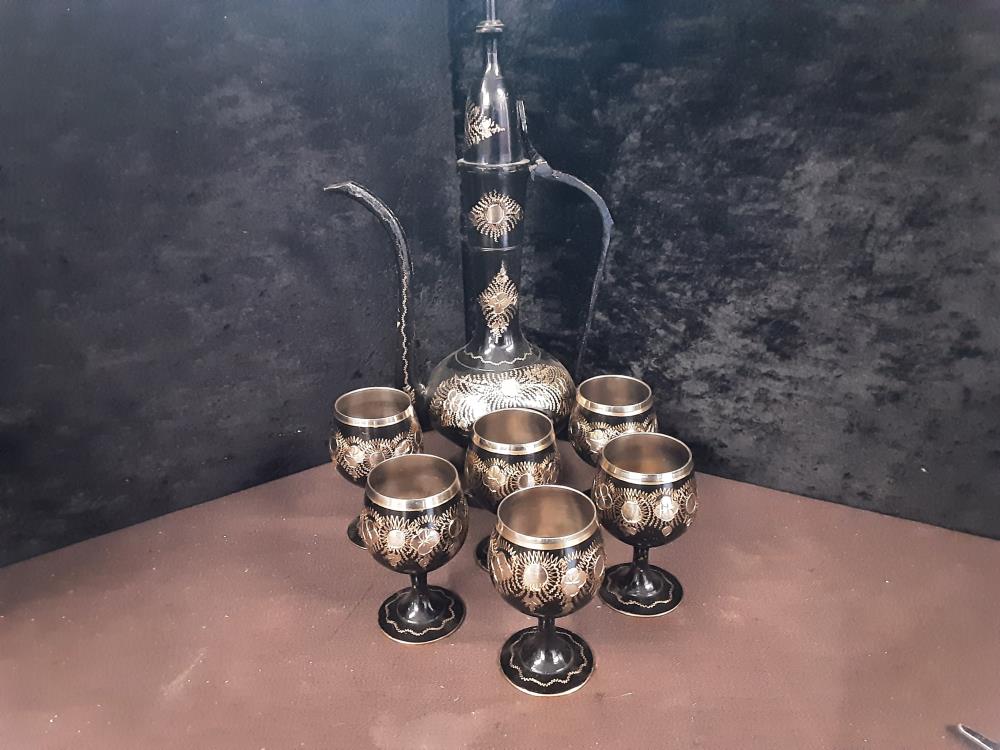 SERVICE A ALCOOL NOIR ET OR EN METAL ( CRUCHE AVEC 6 VERRES SUR PIED)