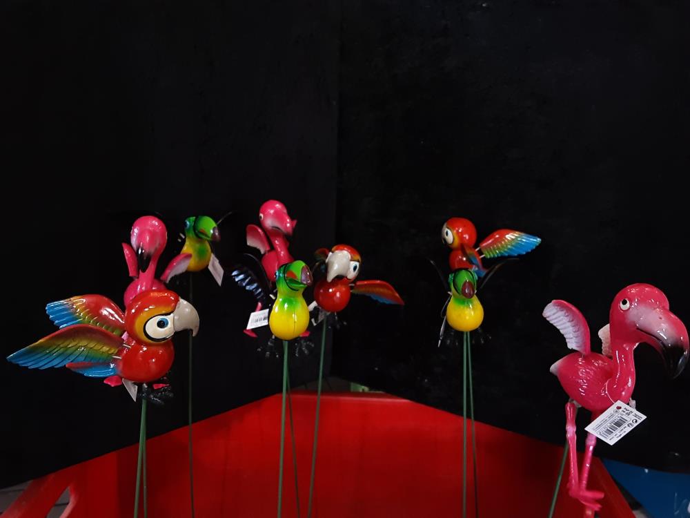 PIC DE JARDIN DIFFÉRENTS MODÈLES TOUCAN / FLAMANT ROSE OU PERROQUET H.67CM (53217)