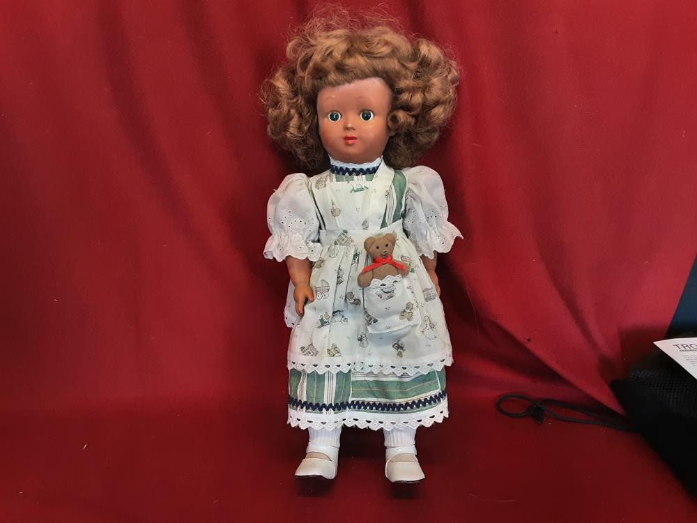 POUPÉE ANCIENNE AVEC DOUDOU