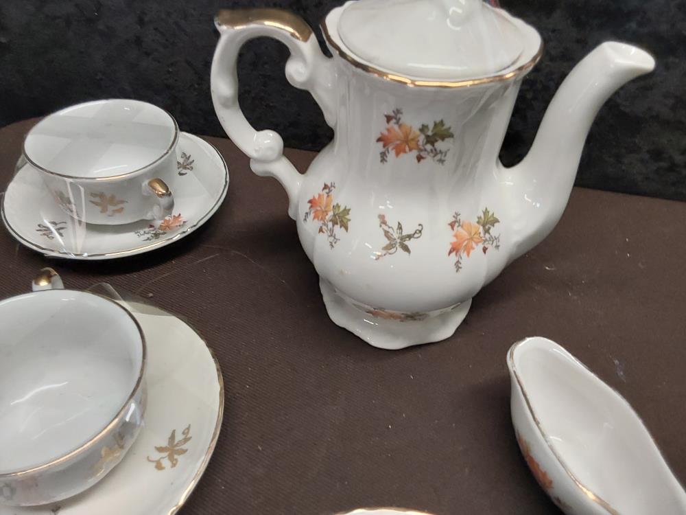 SERVICE A CAFE PERCELAINE DINETTE A RESTAURER (CAFETIERE/POT A LAIT/SUCRIER/ RAVIER/4TASSES) 