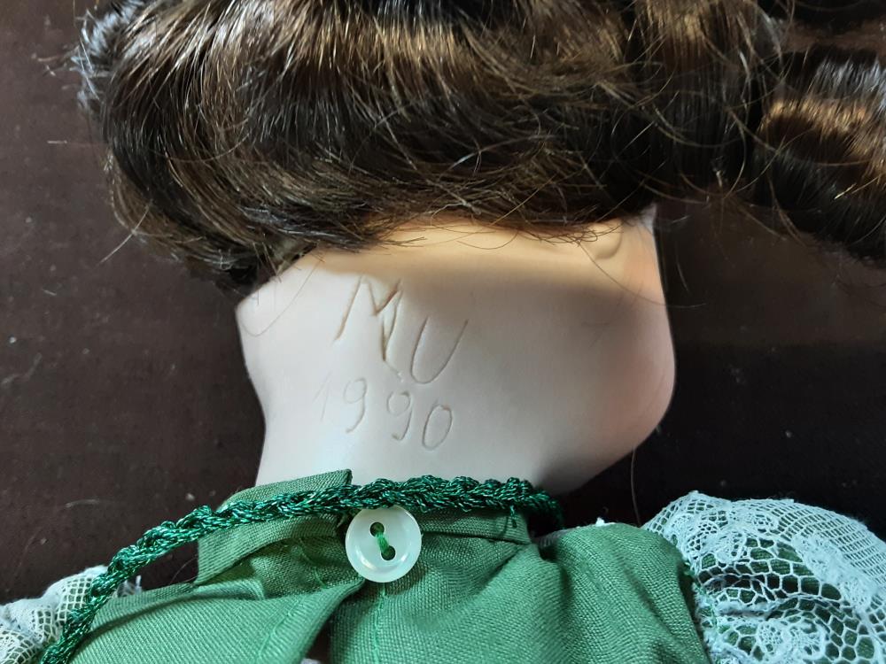 POUPEE PM ARTICULEE PORCELAINE M.U 90 ROBE VERTE