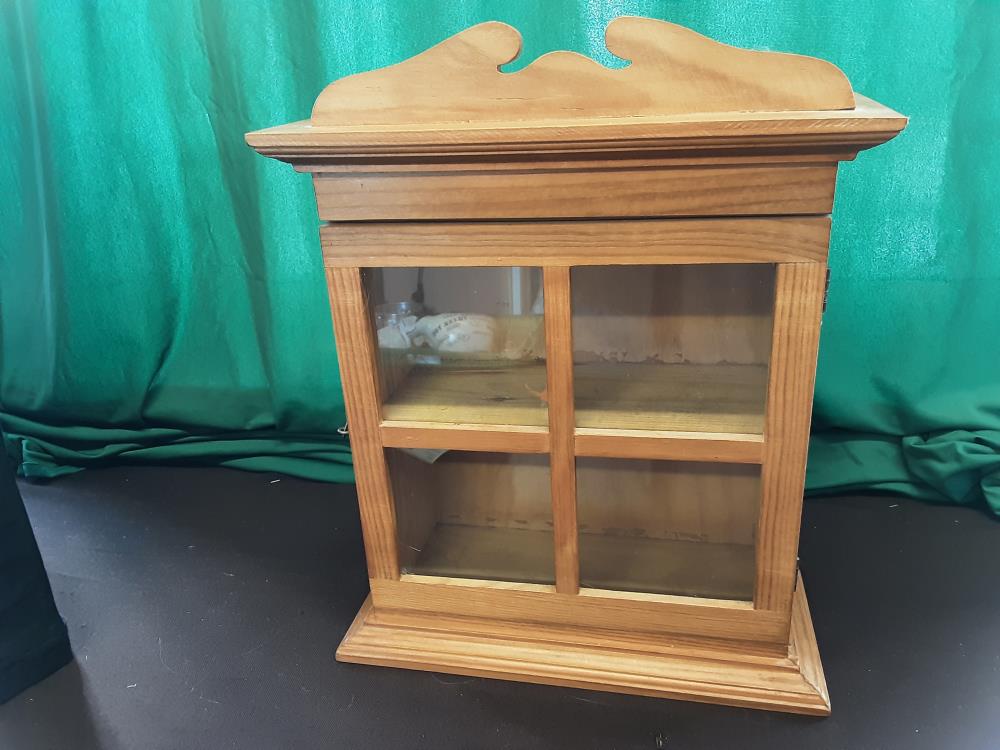 ARMOIRE DE POUPEE EN BOIS