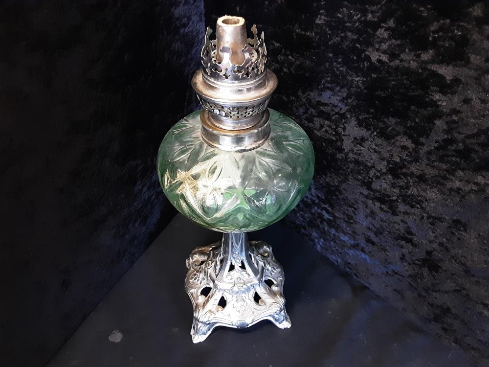 LAMPE A PETROLE EN VERRE VERT - SANS VERRE