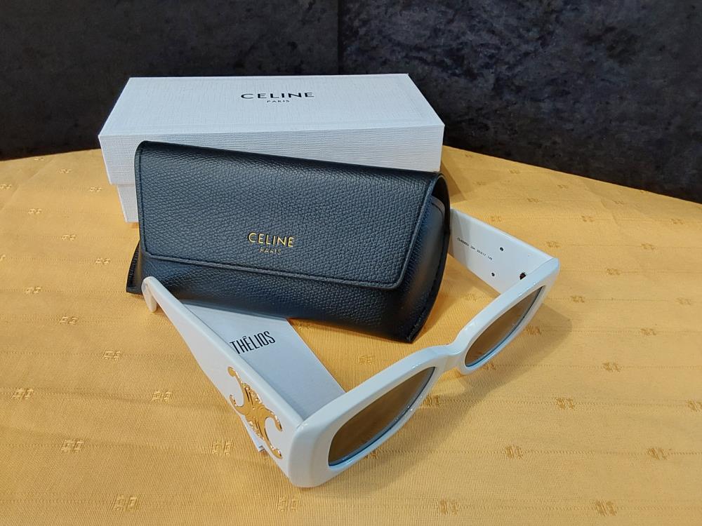 PAIRE DE LUNETTES DE SOLEIL CELINE BLANCHE CL40282U.25A