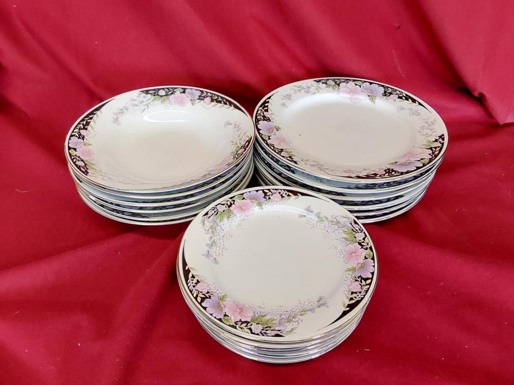 LOT D'ASSIETTES DIADEM POUR 6 P MOTIF FLEURS ROSES ET VIOLLETTES BORDURE NOIRE